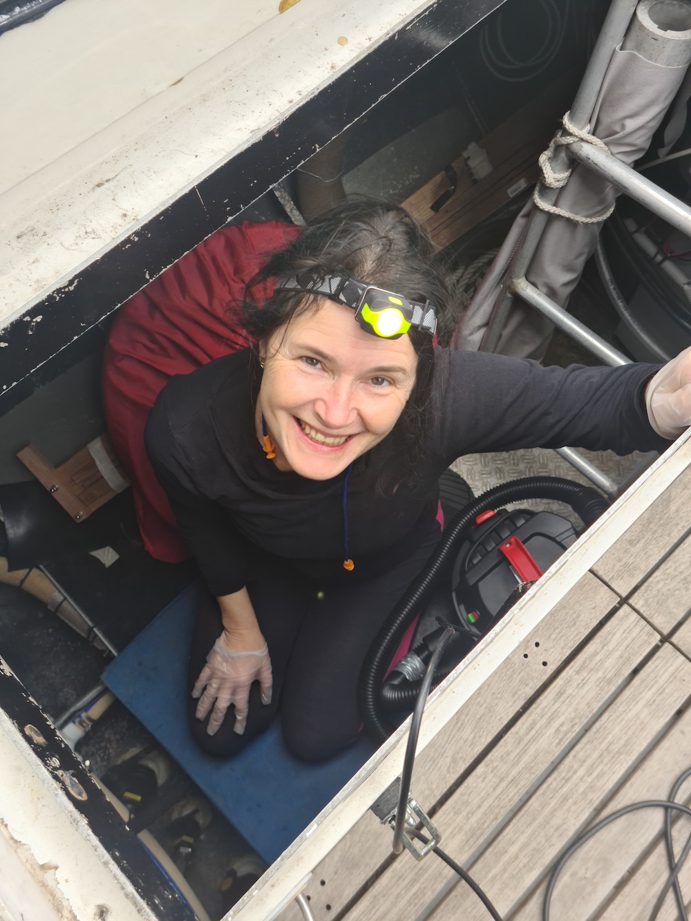 Ines arbeitet in der riesigen Backskiste